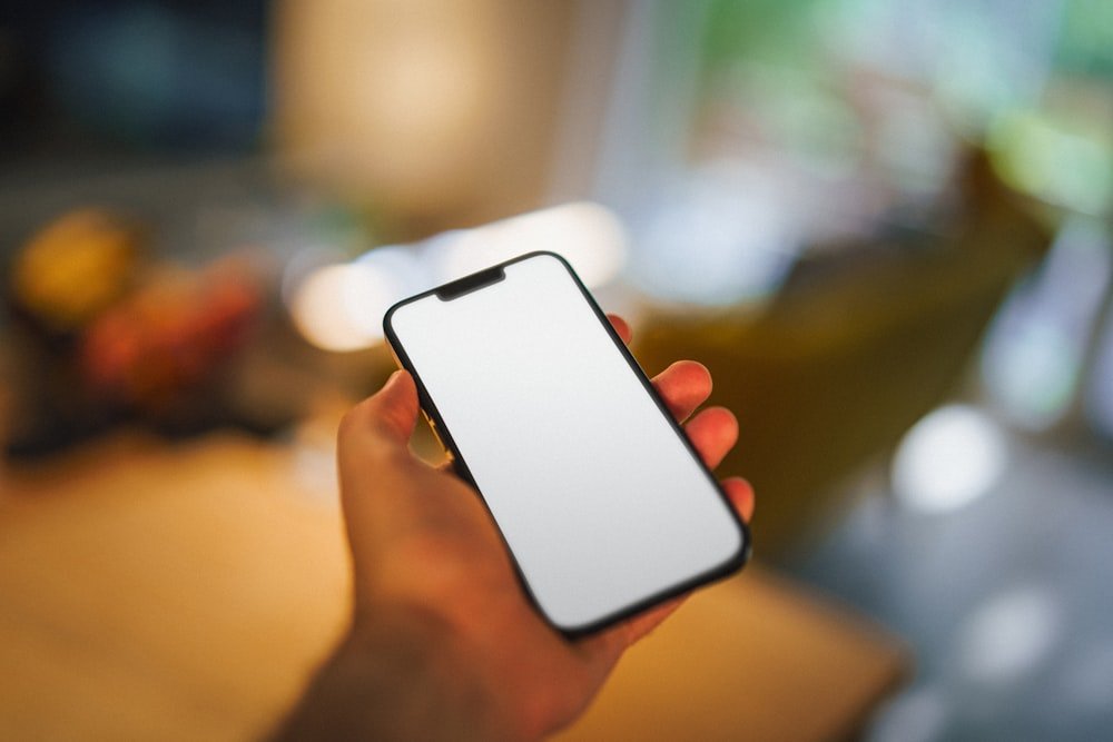 Person hält ein Smartphone in der Hand